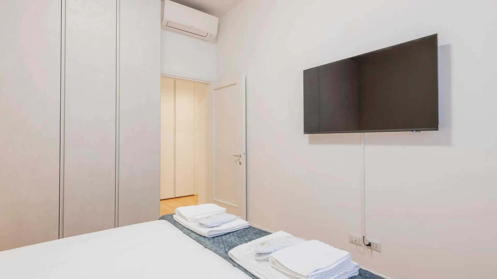 Apartment Milan Royal Suites Porta Ticinese Italy